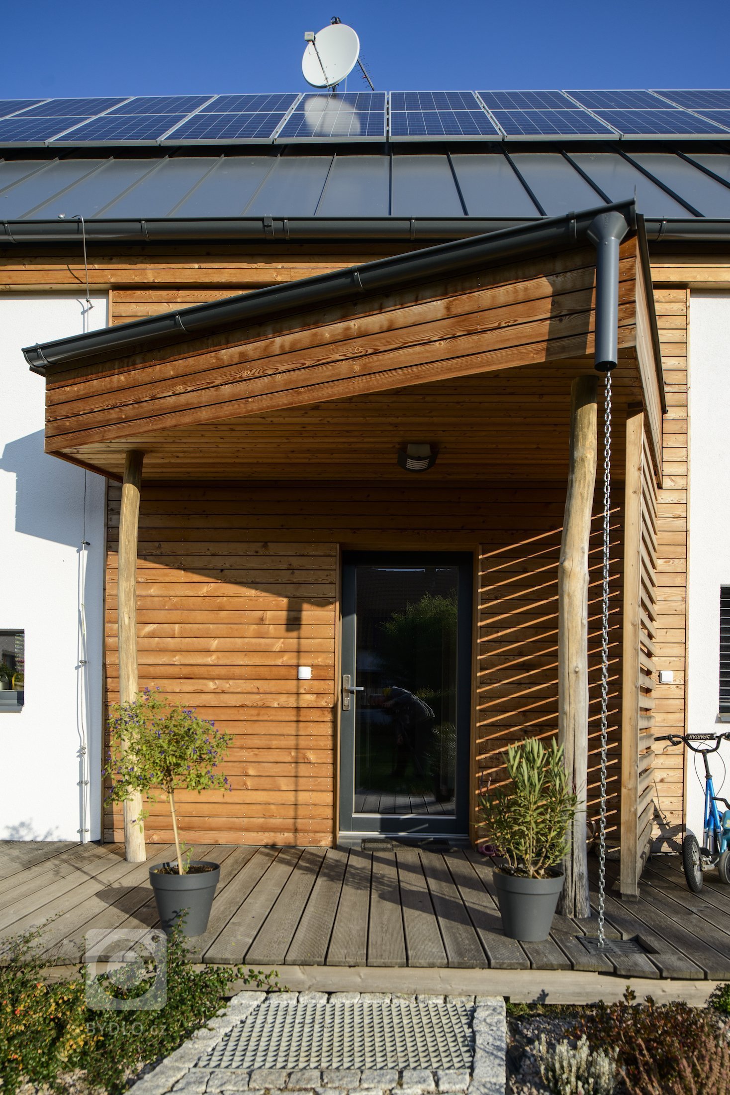 Rodinný dům s přízemím a obytným podkrovím pro manželský pár se dvěma menšími dětmi. Jedná se o moderní skeletovou dřevostavbu s difúzně otevřenou skladbou…