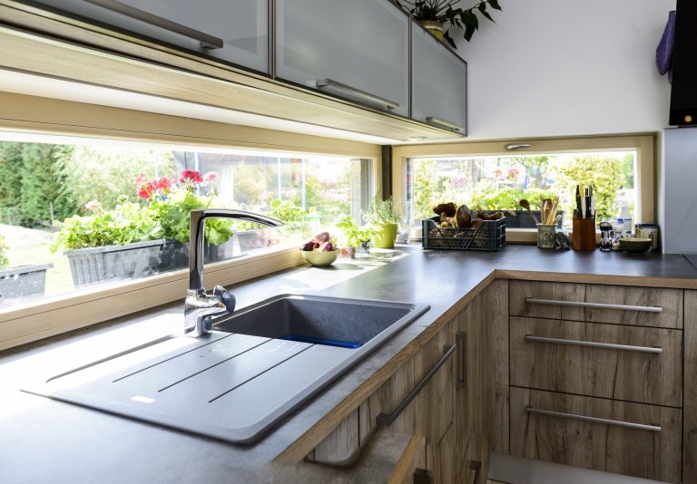 Rodinný dům s přízemím a obytným podkrovím pro manželský pár se dvěma menšími dětmi. Jedná se o moderní skeletovou dřevostavbu s difúzně otevřenou skladbou…