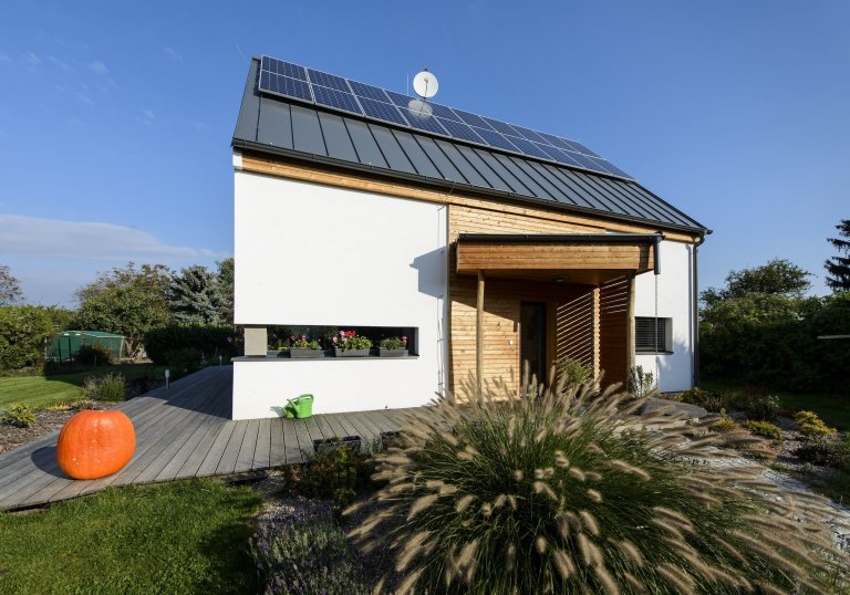 Rodinný dům s přízemím a obytným podkrovím pro manželský pár se dvěma menšími dětmi. Jedná se o moderní skeletovou dřevostavbu s difúzně otevřenou skladbou…