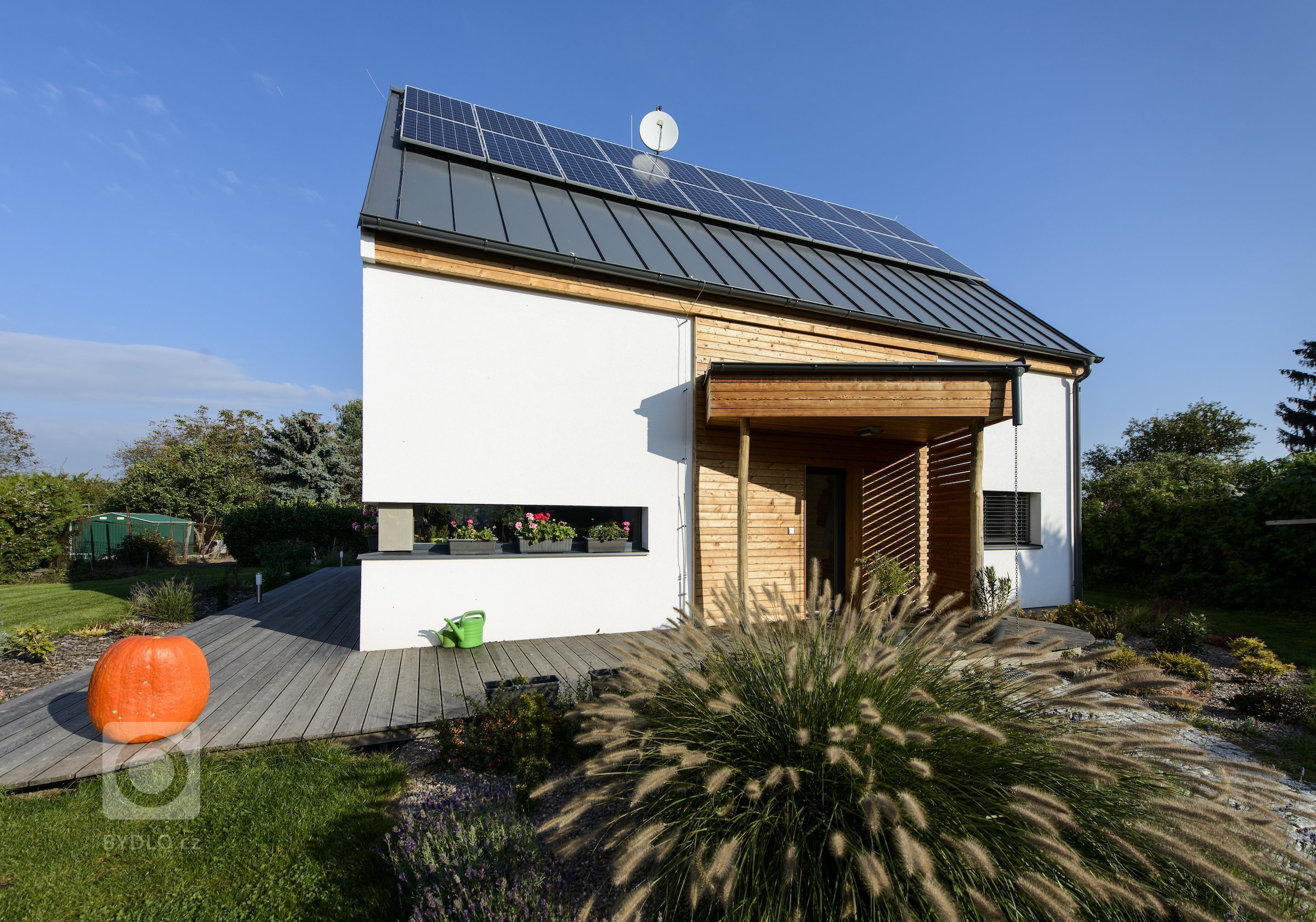 Rodinný dům s přízemím a obytným podkrovím pro manželský pár se dvěma menšími dětmi. Jedná se o moderní skeletovou dřevostavbu s difúzně otevřenou skladbou…