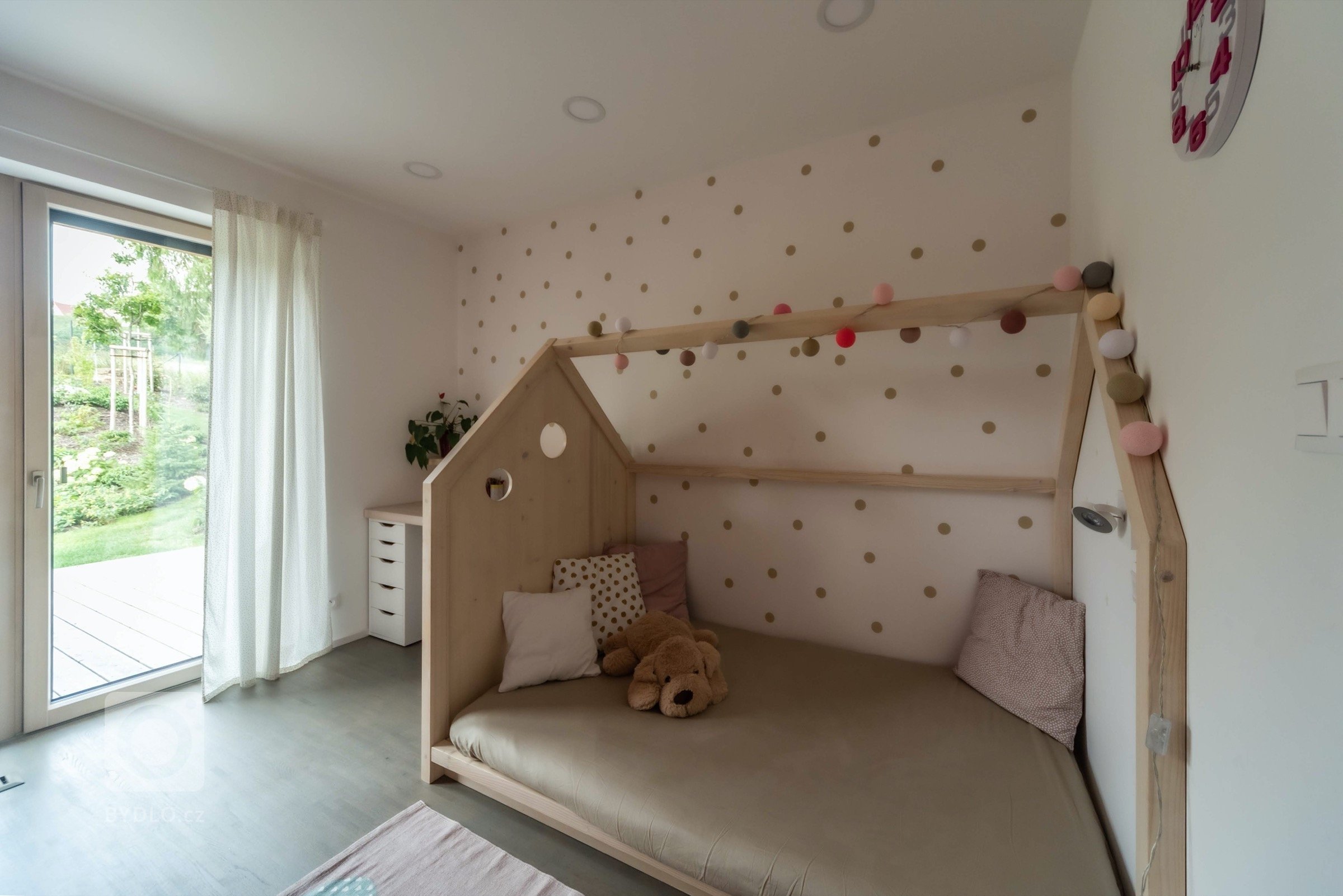 Částečně dvoupodlažní rodinný dům, v&nbsp;podhůří Jizerských hor, pro manželský pár se dvěma menšími dětmi. Dům je umístěn v&nbsp;západní části svažitého…