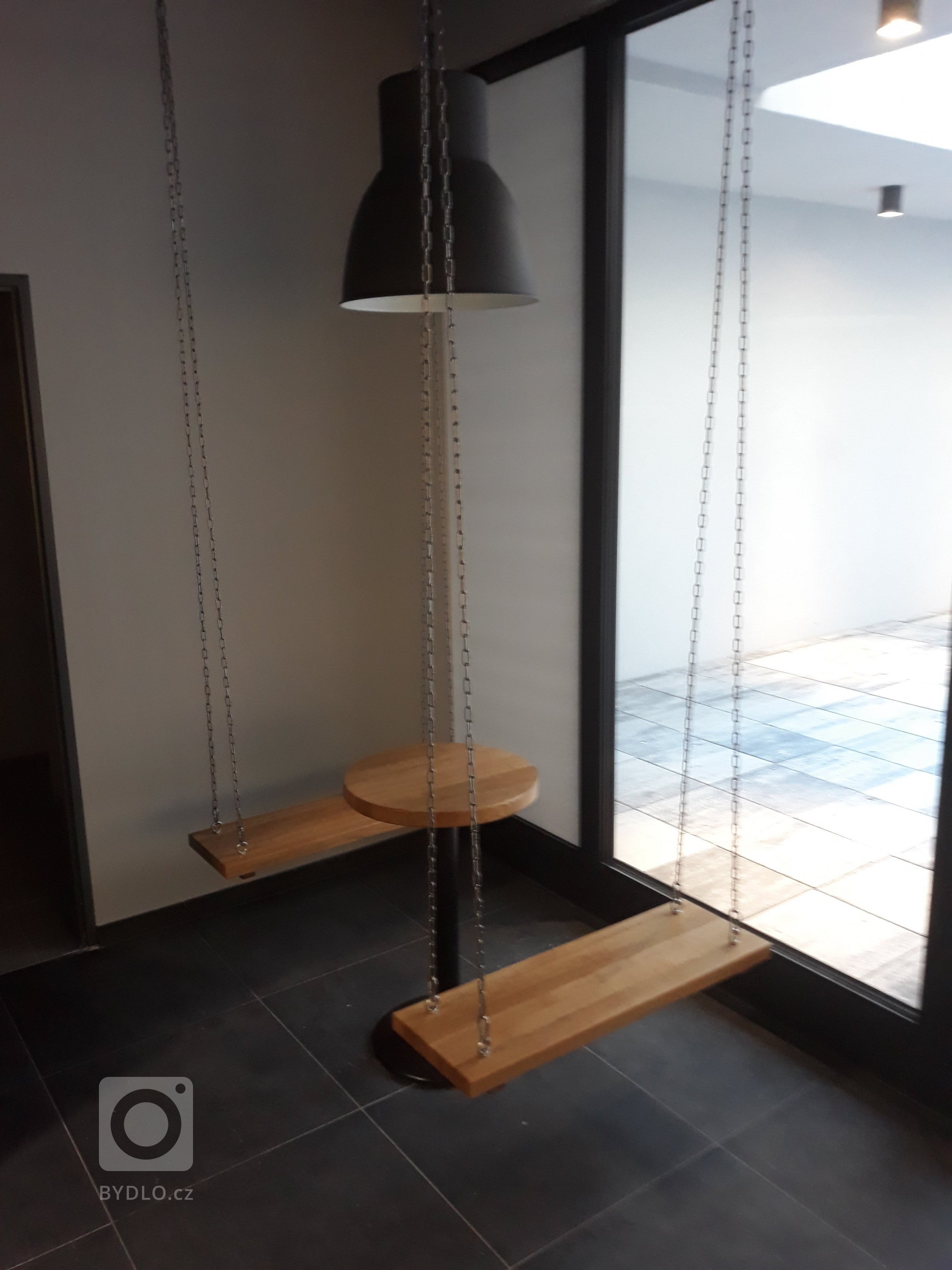 Vybavení restaurace stoly s kovovou podnoží , závěsné houpačky s kulatým stolem&nbsp; , obklad prodejního pultu , kyvné dveře do zázemí prodejny , lavice s…