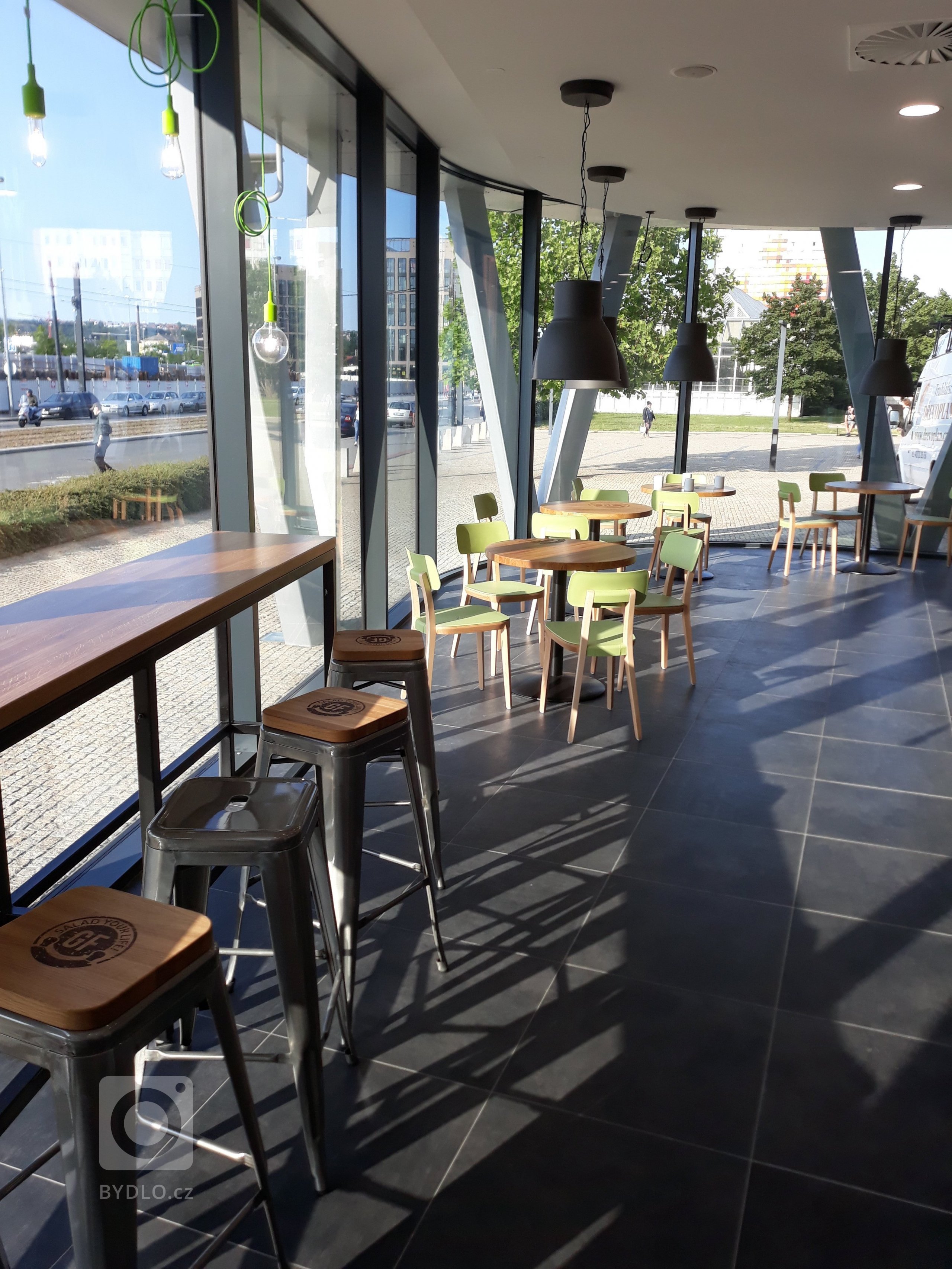 Vybavení restaurace stoly s kovovou podnoží , závěsné houpačky s kulatým stolem&nbsp; , obklad prodejního pultu , kyvné dveře do zázemí prodejny , lavice s…