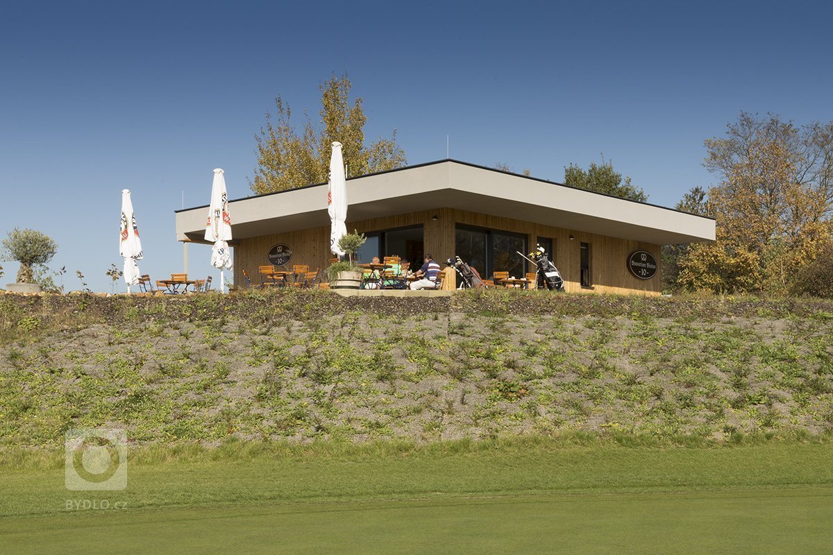 Designově velmi zajímavá dřevostavba restaurace byla vystavěna naší firmou v druhé polovině roku 2017. Slouží jako občerstvení u jedné z jamek na golfovém…