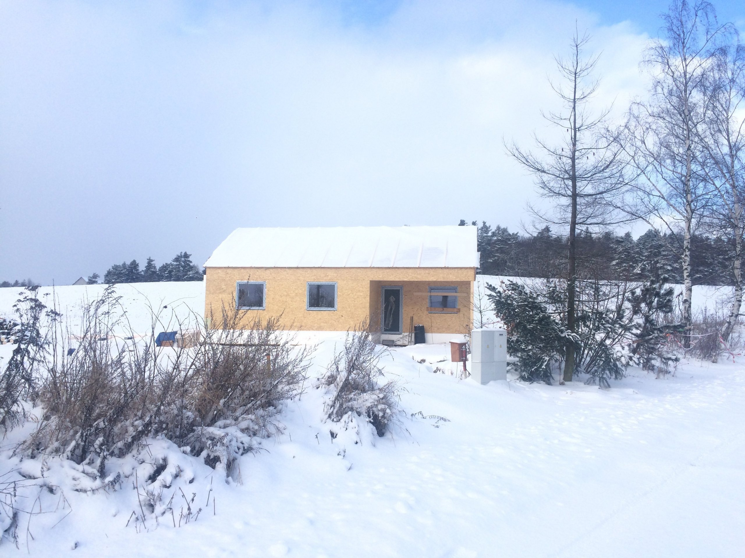 Dřevostavba o zastavěné ploše 85m2 s&nbsp;přesahem střechy tvořící přístřešek ke vchodu dle vlastního půdorysu byla dokončena v&nbsp;roce 2017 v&nbsp…