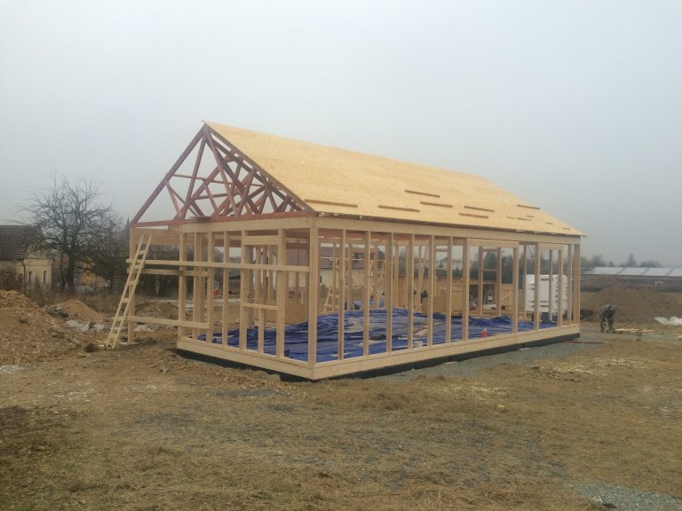 Dřevostavba o zastavěné ploše 85m2 s&nbsp;přesahem střechy tvořící přístřešek ke vchodu dle vlastního půdorysu byla dokončena v&nbsp;roce 2017 v&nbsp…