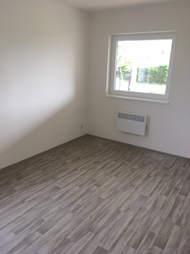 Dřevostavba o zastavěné ploše 85m2 s&nbsp;přesahem střechy tvořící přístřešek ke vchodu dle vlastního půdorysu byla dokončena v&nbsp;roce 2017 v&nbsp…