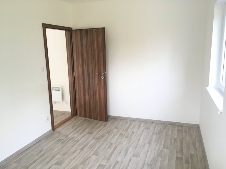 Dřevostavba o zastavěné ploše 85m2 s&nbsp;přesahem střechy tvořící přístřešek ke vchodu dle vlastního půdorysu byla dokončena v&nbsp;roce 2017 v&nbsp…