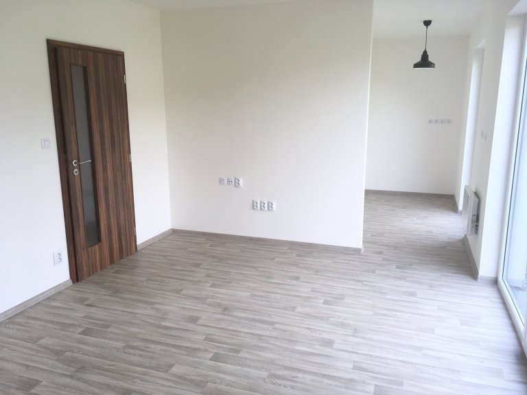 Dřevostavba o zastavěné ploše 85m2 s&nbsp;přesahem střechy tvořící přístřešek ke vchodu dle vlastního půdorysu byla dokončena v&nbsp;roce 2017 v&nbsp…