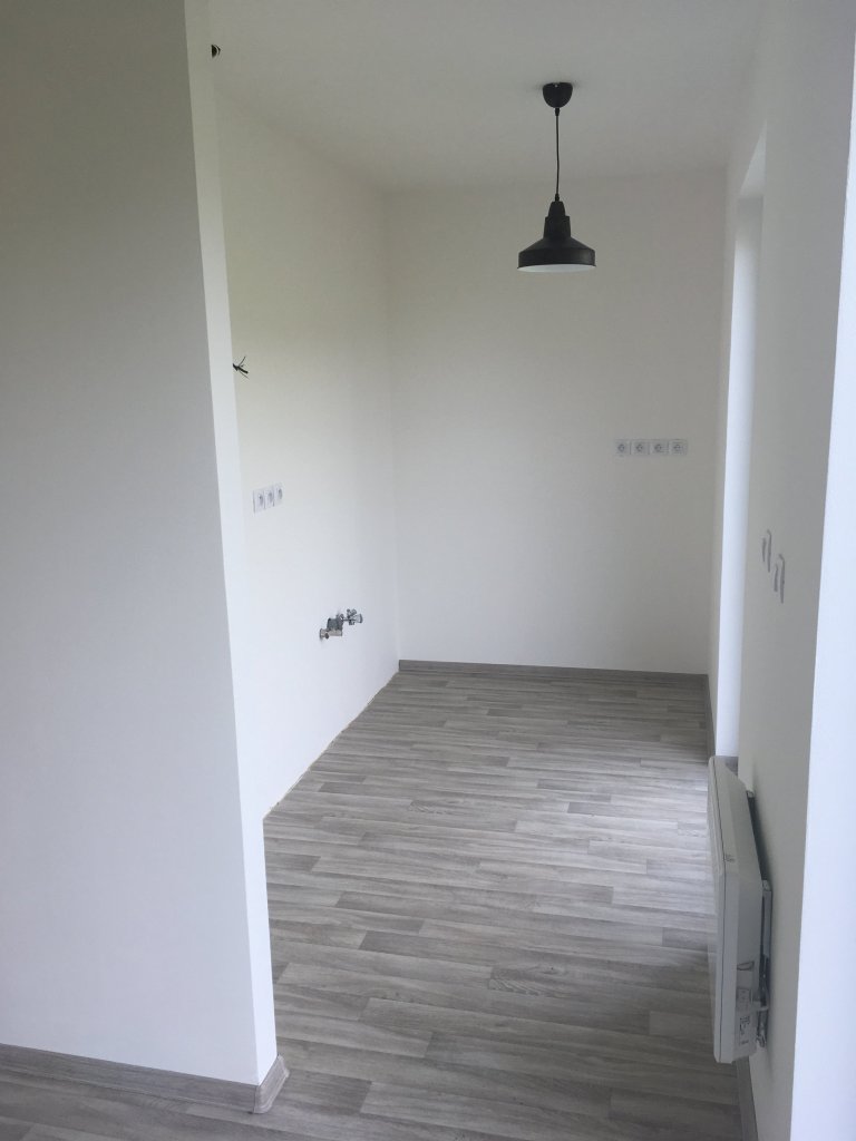 Dřevostavba o zastavěné ploše 85m2 s&nbsp;přesahem střechy tvořící přístřešek ke vchodu dle vlastního půdorysu byla dokončena v&nbsp;roce 2017 v&nbsp…