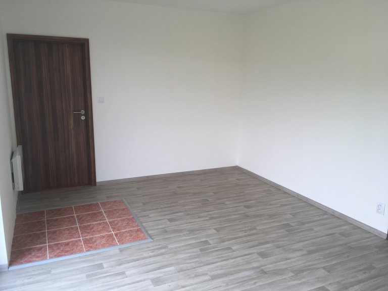 Dřevostavba o zastavěné ploše 85m2 s&nbsp;přesahem střechy tvořící přístřešek ke vchodu dle vlastního půdorysu byla dokončena v&nbsp;roce 2017 v&nbsp…