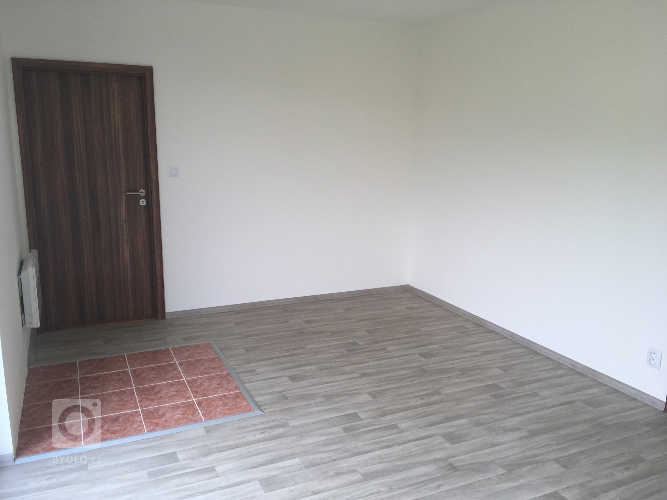 Dřevostavba o zastavěné ploše 85m2 s&nbsp;přesahem střechy tvořící přístřešek ke vchodu dle vlastního půdorysu byla dokončena v&nbsp;roce 2017 v&nbsp…