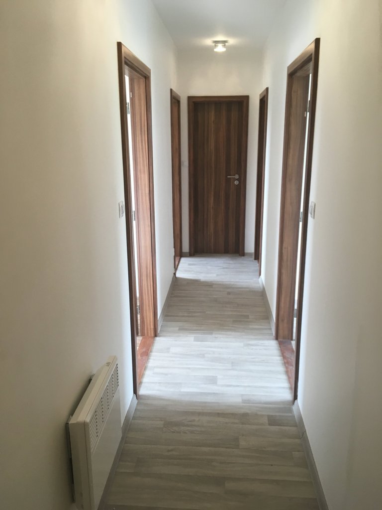 Dřevostavba o zastavěné ploše 85m2 s&nbsp;přesahem střechy tvořící přístřešek ke vchodu dle vlastního půdorysu byla dokončena v&nbsp;roce 2017 v&nbsp…