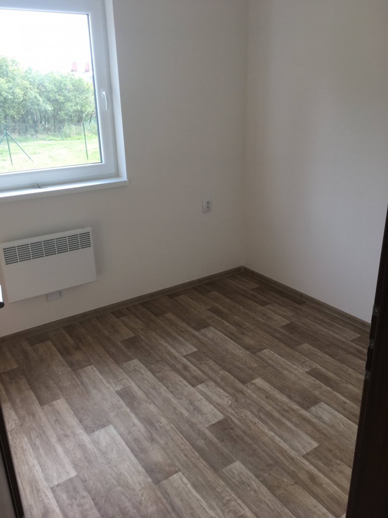 Dřevostavba o zastavěné ploše 85m2 s&nbsp;přesahem střechy tvořící přístřešek ke vchodu dle vlastního půdorysu byla dokončena v&nbsp;roce 2017 v&nbsp…