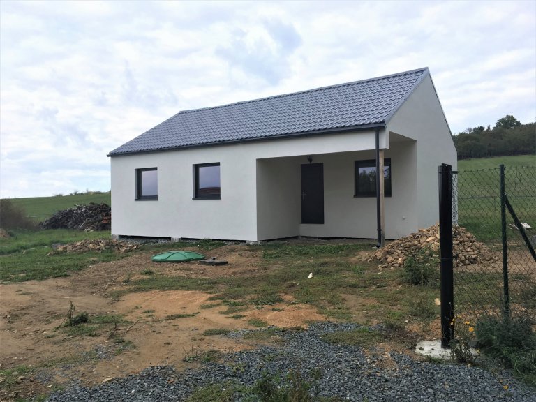 Dřevostavba o zastavěné ploše 85m2 s&nbsp;přesahem střechy tvořící přístřešek ke vchodu dle vlastního půdorysu byla dokončena v&nbsp;roce 2017 v&nbsp…