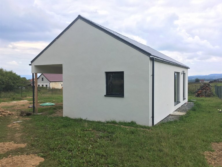 Dřevostavba o zastavěné ploše 85m2 s&nbsp;přesahem střechy tvořící přístřešek ke vchodu dle vlastního půdorysu byla dokončena v&nbsp;roce 2017 v&nbsp…