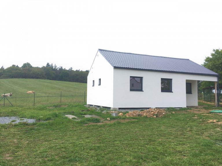 Dřevostavba o zastavěné ploše 85m2 s&nbsp;přesahem střechy tvořící přístřešek ke vchodu dle vlastního půdorysu byla dokončena v&nbsp;roce 2017 v&nbsp…