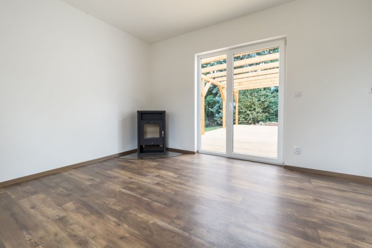 Předaná dřevostavba Easy 64 v&nbsp;obci Zdemyslice. Dřevostavba do tvaru L s&nbsp;dispozicí 3+kk a koupelnou s odděleným WC. &nbsp;Cena této dřevostavby včetně…