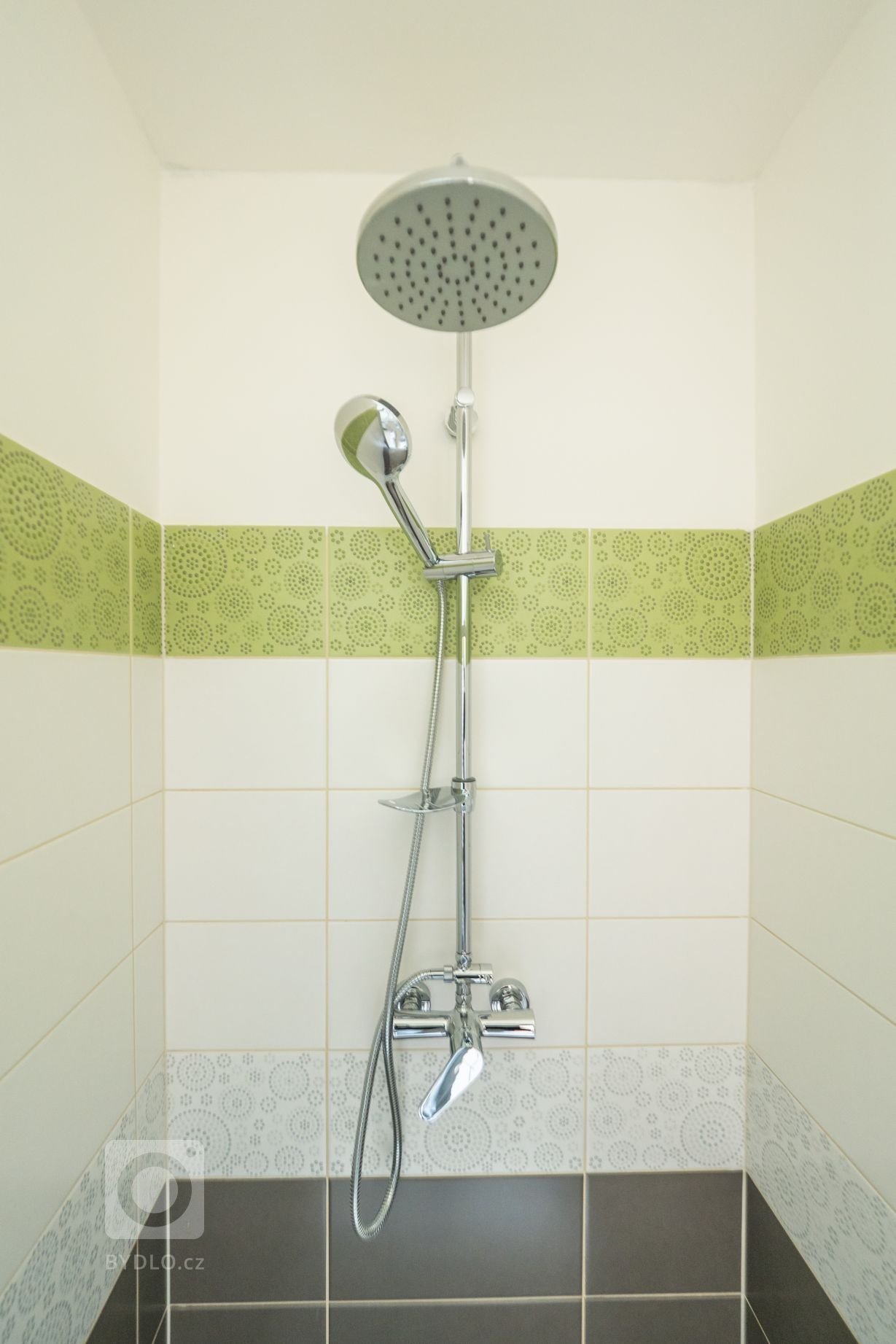 Předaná dřevostavba Easy 64 v&nbsp;obci Zdemyslice. Dřevostavba do tvaru L s&nbsp;dispozicí 3+kk a koupelnou s odděleným WC. &nbsp;Cena této dřevostavby včetně…