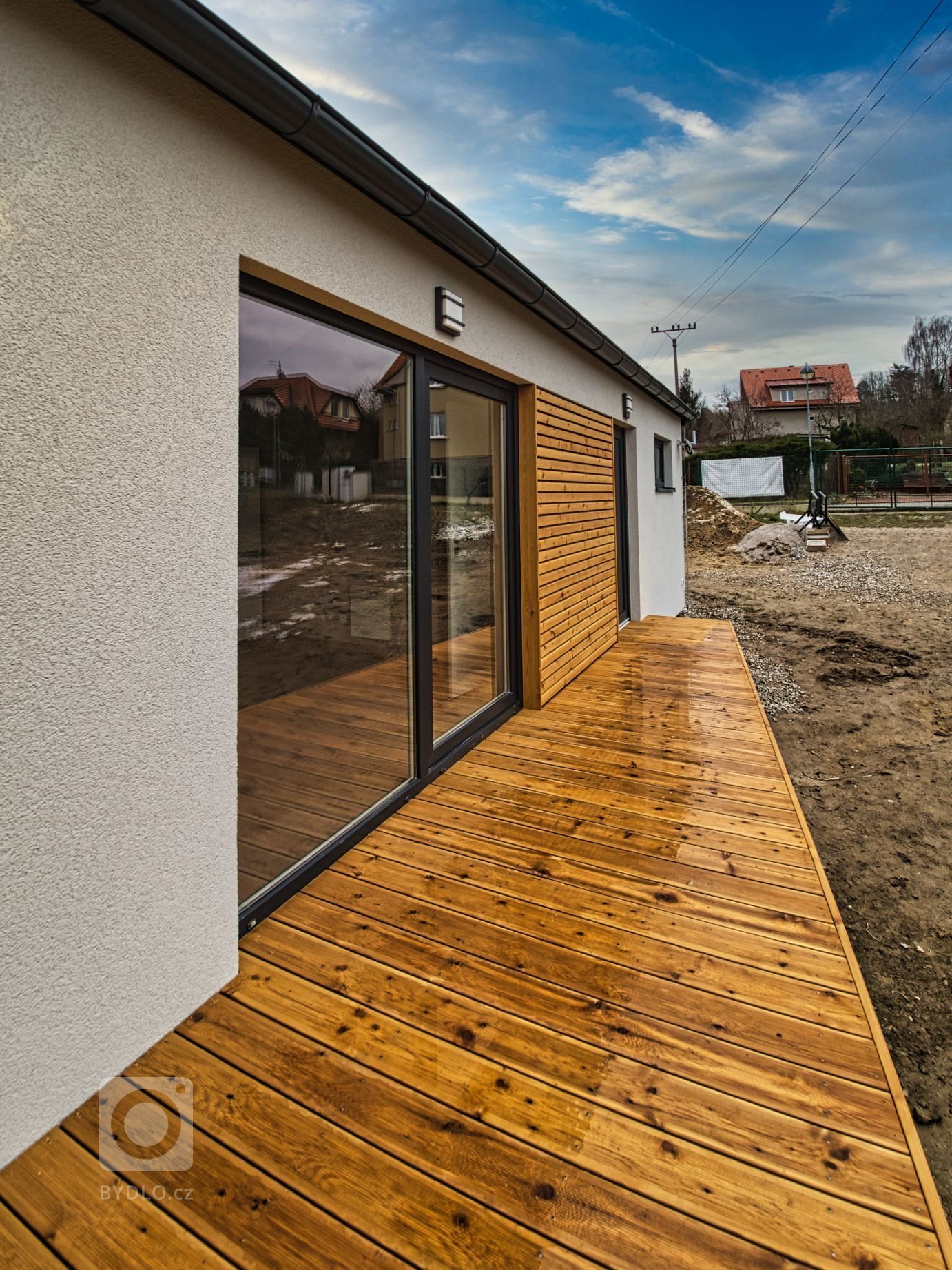 Dřevostavbu Easy 40 jsme postavili na velmi svažitém pozemku v&nbsp;Záluží, jen přes křižovatku od naší výrobní haly. Po dokončení stavby včetně terasy s&nbsp…