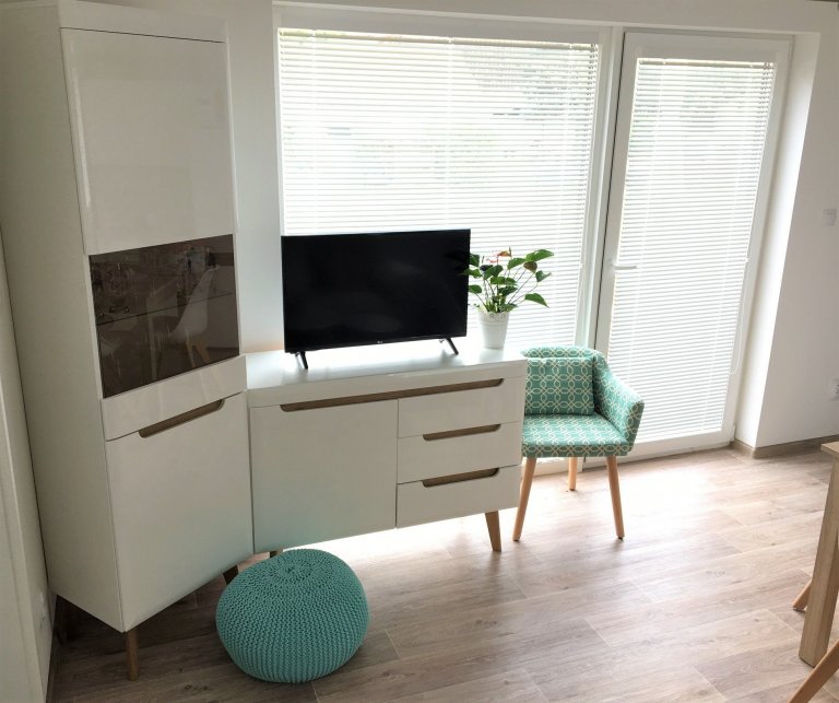 Na Domažlicku jsme letos postavili typovou dřevostavbu EASY 48 o půdoryse 12x4m v moderní kombinaci antracitových oken a střechy a bílé fasády, kterou…