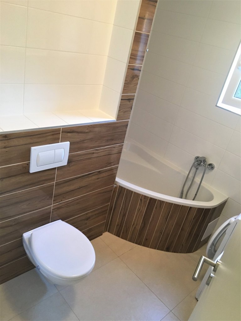 Na Domažlicku jsme letos postavili typovou dřevostavbu EASY 48 o půdoryse 12x4m v moderní kombinaci antracitových oken a střechy a bílé fasády, kterou…