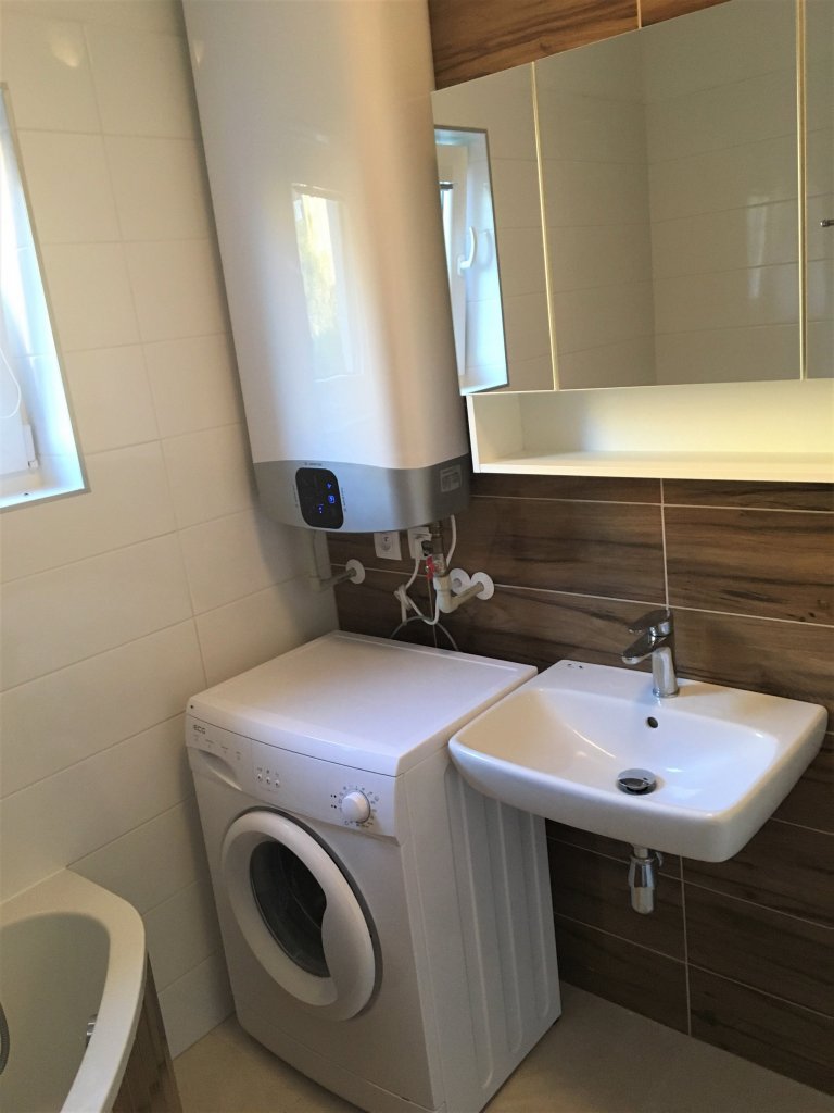 Na Domažlicku jsme letos postavili typovou dřevostavbu EASY 48 o půdoryse 12x4m v moderní kombinaci antracitových oken a střechy a bílé fasády, kterou…