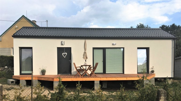 Na Domažlicku jsme letos postavili typovou dřevostavbu EASY 48 o půdoryse 12x4m v moderní kombinaci antracitových oken a střechy a bílé fasády, kterou…