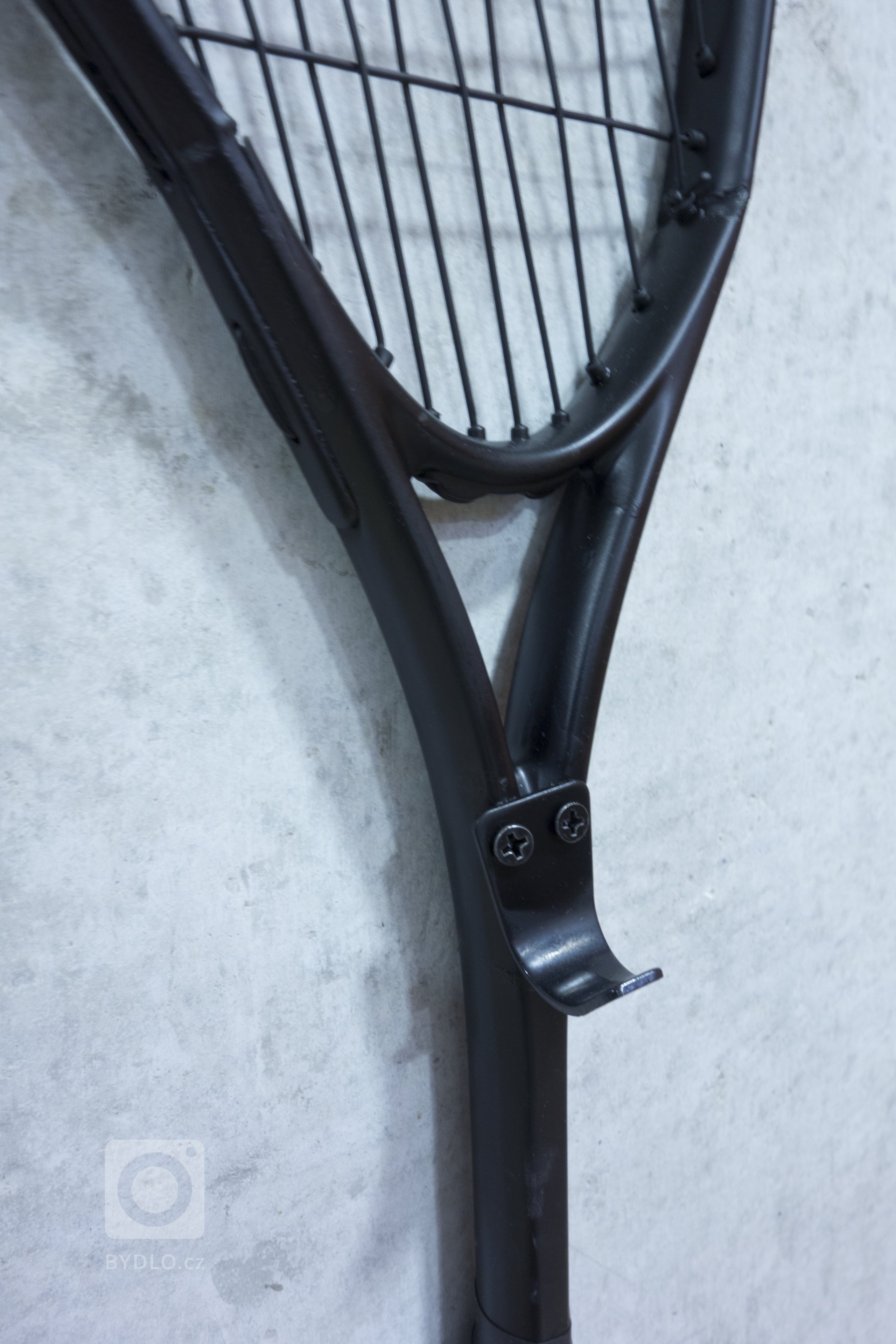 věšák ze squashové rakety