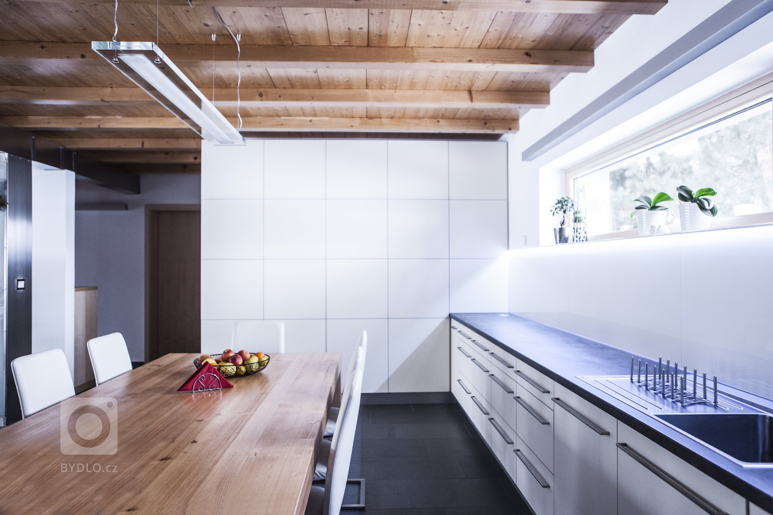 Hra linií a designu.
