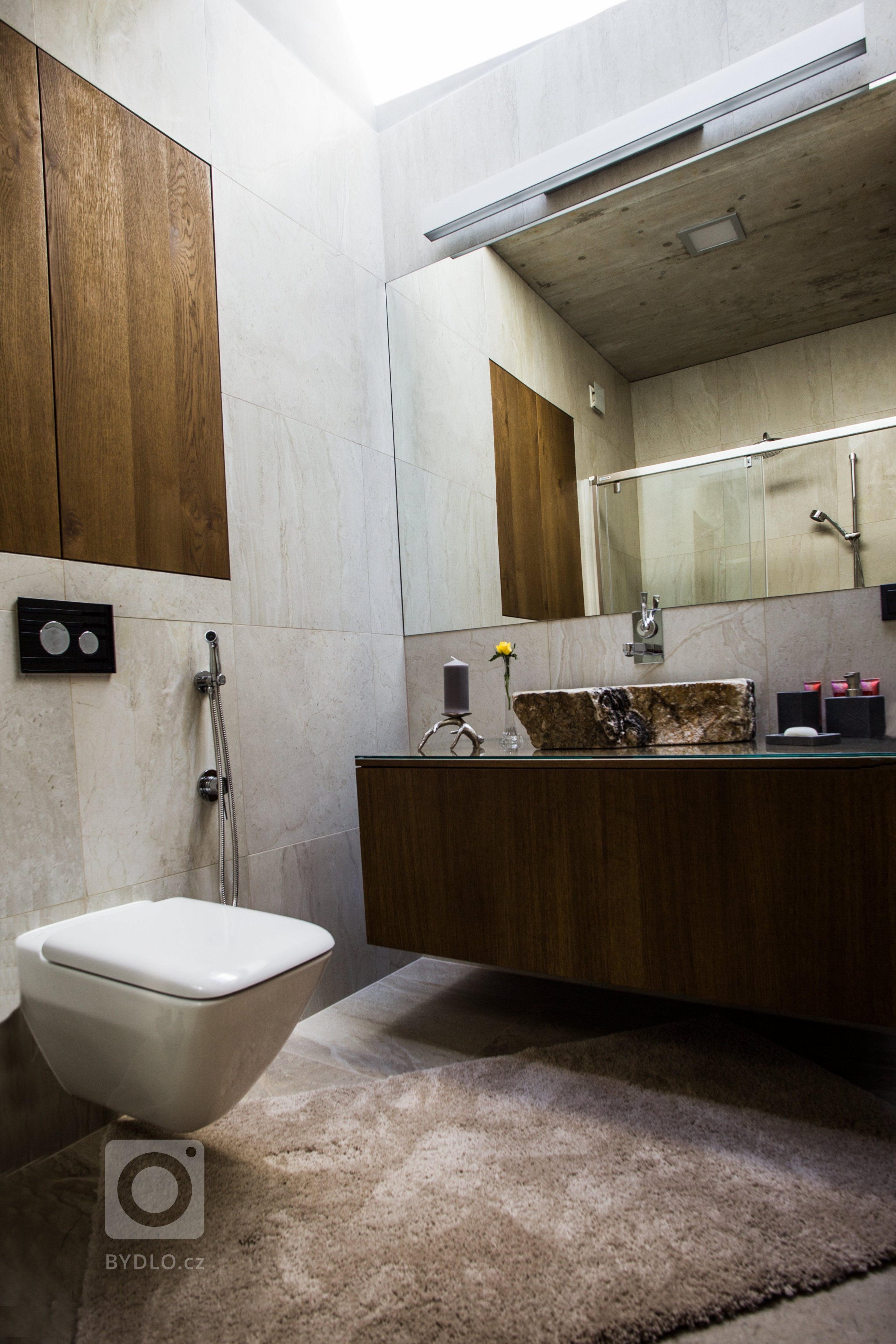 Záměrem architekta byl moderně pojatý dům maximálně přiblížit&nbsp;přírodě.

Proto byly záměrně použity dubové dýhy s viditelnými vypadanými suky a dýhy s…