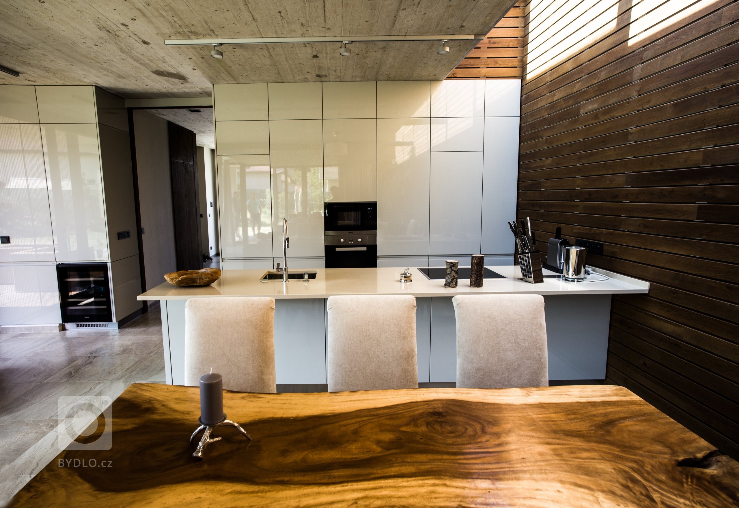Záměrem architekta byl moderně pojatý dům maximálně přiblížit&nbsp;přírodě.

Proto byly záměrně použity dubové dýhy s viditelnými vypadanými suky a dýhy s…