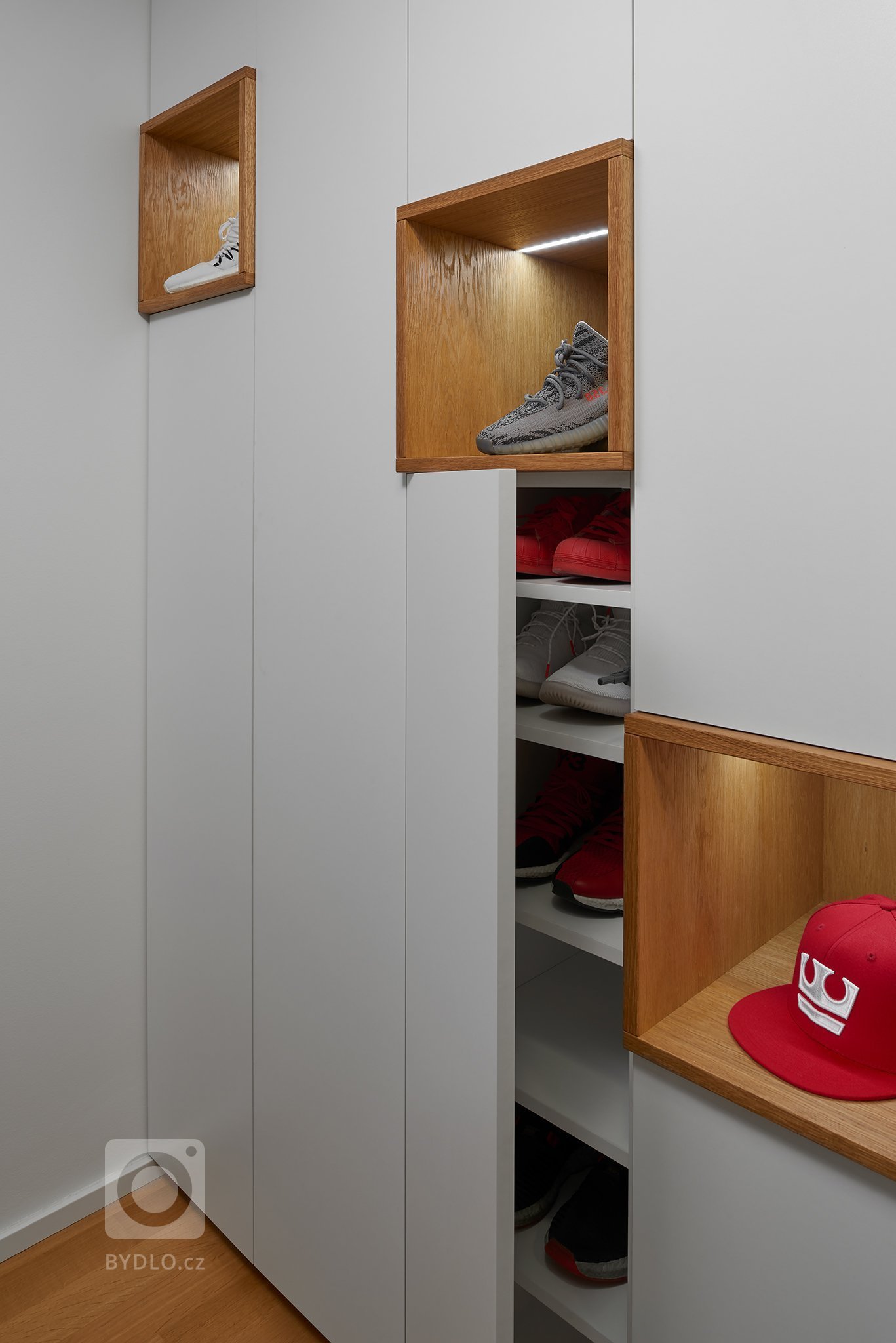 Návrh a realizace tohoto bytu byl velkou výzvou, jelikož součástí mělo být i nahrávací studio určené pro tvorbu YouTube videí. Základními prvky návrhu se staly…