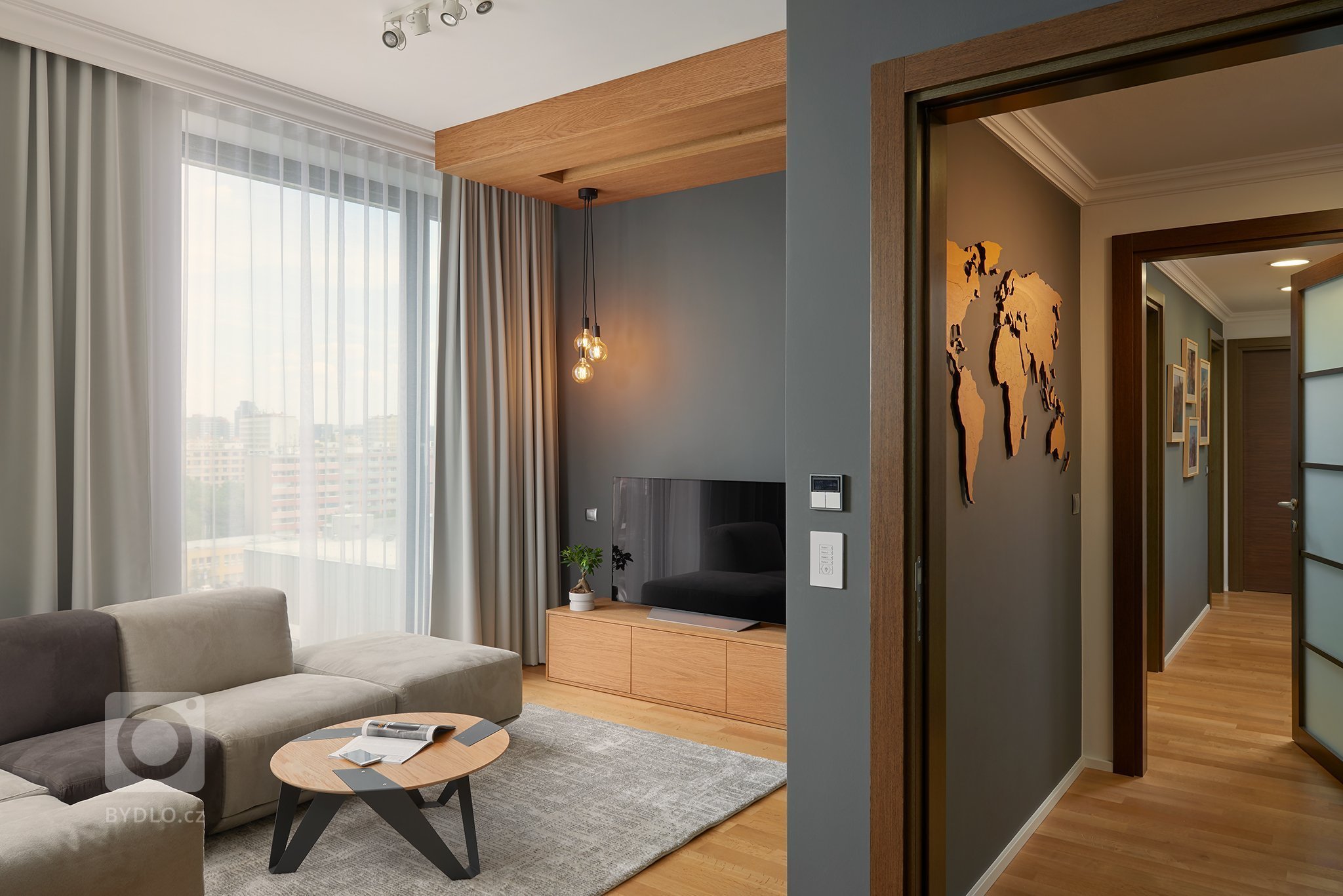 Návrh a realizace tohoto bytu byl velkou výzvou, jelikož součástí mělo být i nahrávací studio určené pro tvorbu YouTube videí. Základními prvky návrhu se staly…