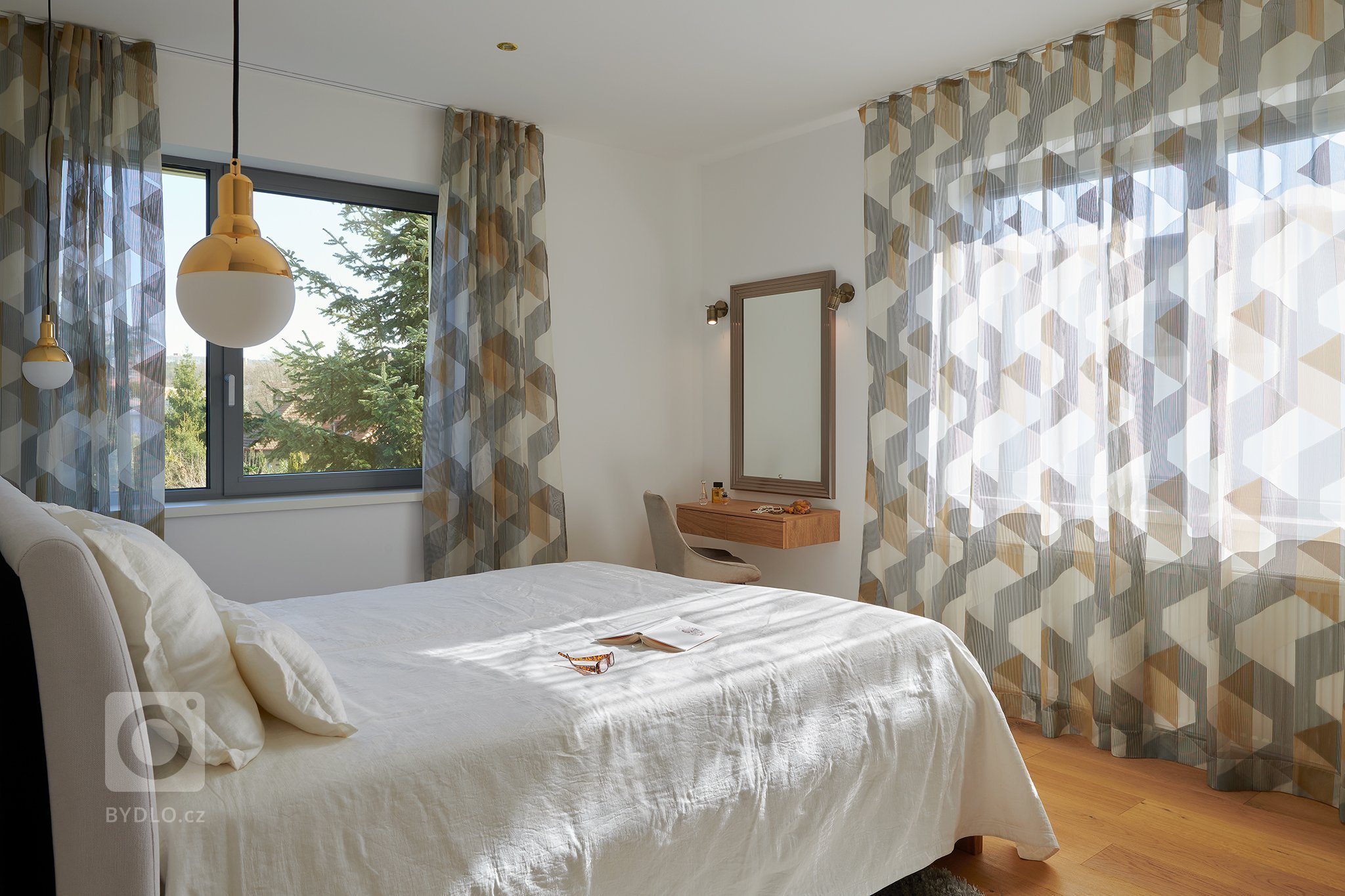 Velkometrážní byt ve druhém patře rezidenčního bytového domu v&nbsp;klidné části Prahy nabízí dostatek prostoru pro bydlení, práci i relaxaci čtyřčlenné rodiny…