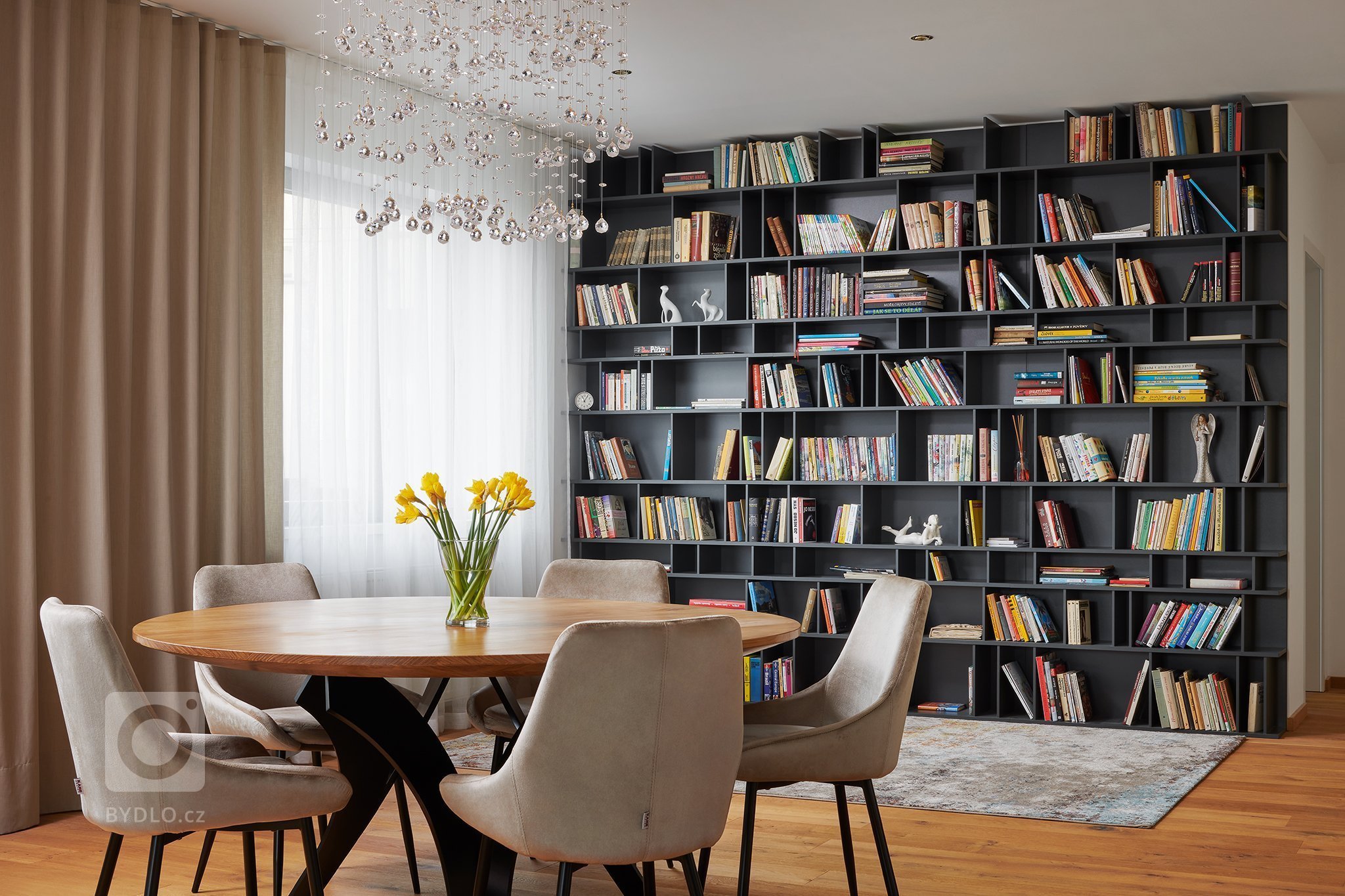 Velkometrážní byt ve druhém patře rezidenčního bytového domu v&nbsp;klidné části Prahy nabízí dostatek prostoru pro bydlení, práci i relaxaci čtyřčlenné rodiny…