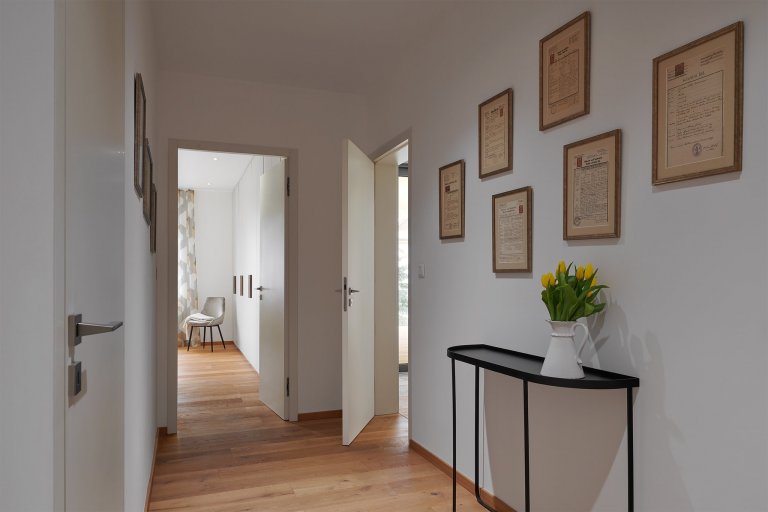 Velkometrážní byt ve druhém patře rezidenčního bytového domu v&nbsp;klidné části Prahy nabízí dostatek prostoru pro bydlení, práci i relaxaci čtyřčlenné rodiny…