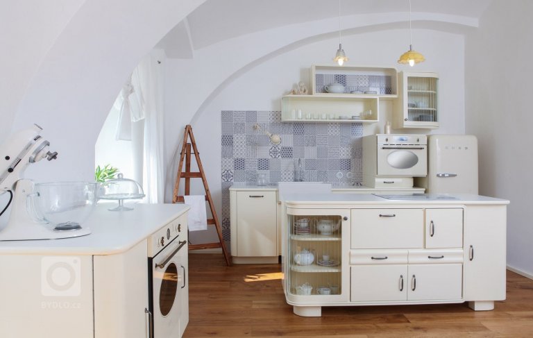 Kuchyně schovává stovky příběhů a tisíce hodin vaření všech těch žen, kterým kredence patřily, včetně mé babičky. Inspirací byla právě vzpomínka na babičku a…