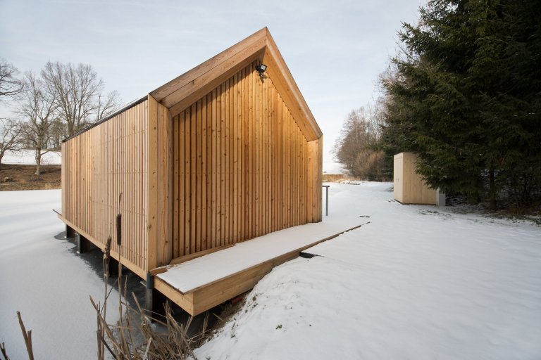 Inspirováná tradičními rybářskými boudami na břehu rybníka, zasazeného v&nbsp;malebné krajině&nbsp;Vysočiny
