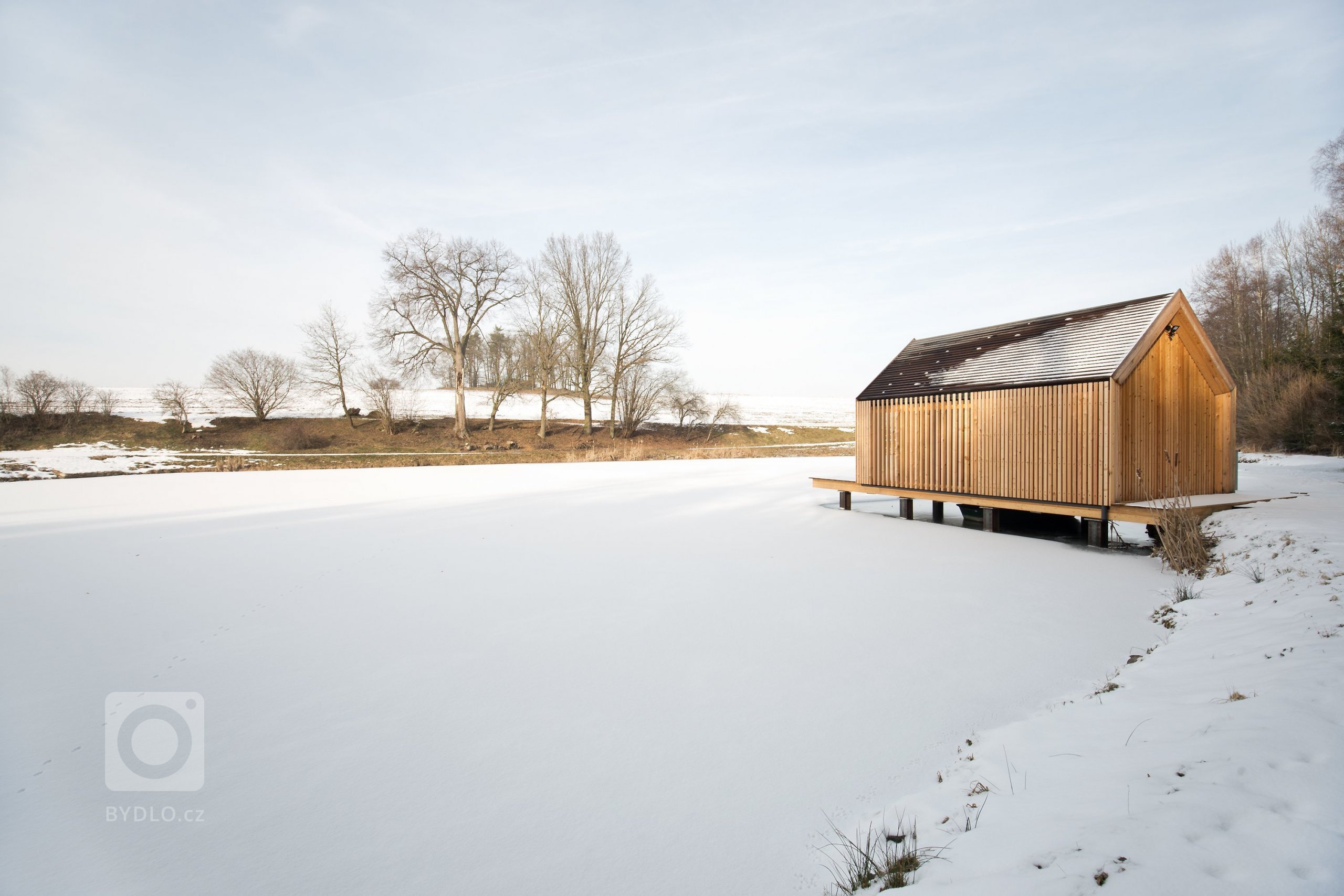 Inspirováná tradičními rybářskými boudami na břehu rybníka, zasazeného v&nbsp;malebné krajině&nbsp;Vysočiny
