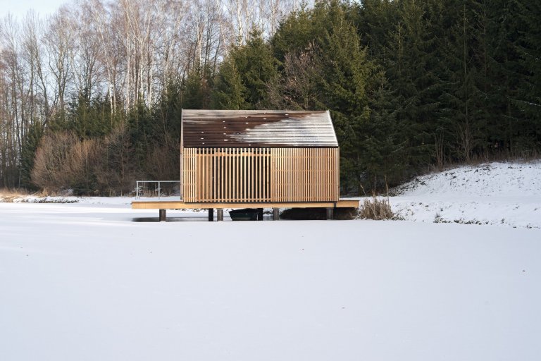 Inspirováná tradičními rybářskými boudami na břehu rybníka, zasazeného v&nbsp;malebné krajině&nbsp;Vysočiny
