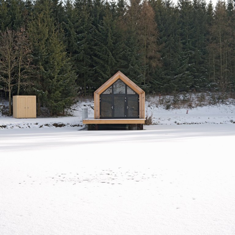 Inspirováná tradičními rybářskými boudami na břehu rybníka, zasazeného v&nbsp;malebné krajině&nbsp;Vysočiny
