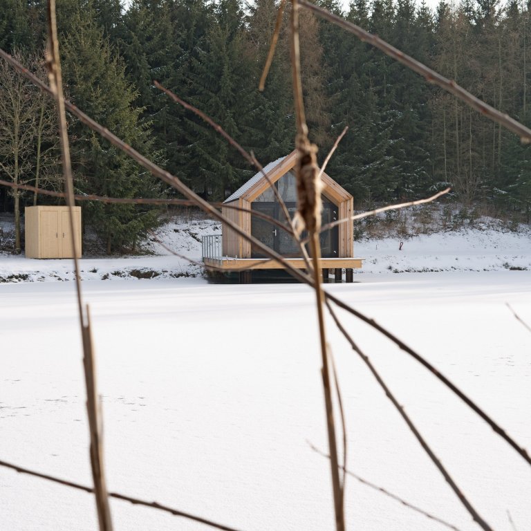 Inspirováná tradičními rybářskými boudami na břehu rybníka, zasazeného v&nbsp;malebné krajině&nbsp;Vysočiny

