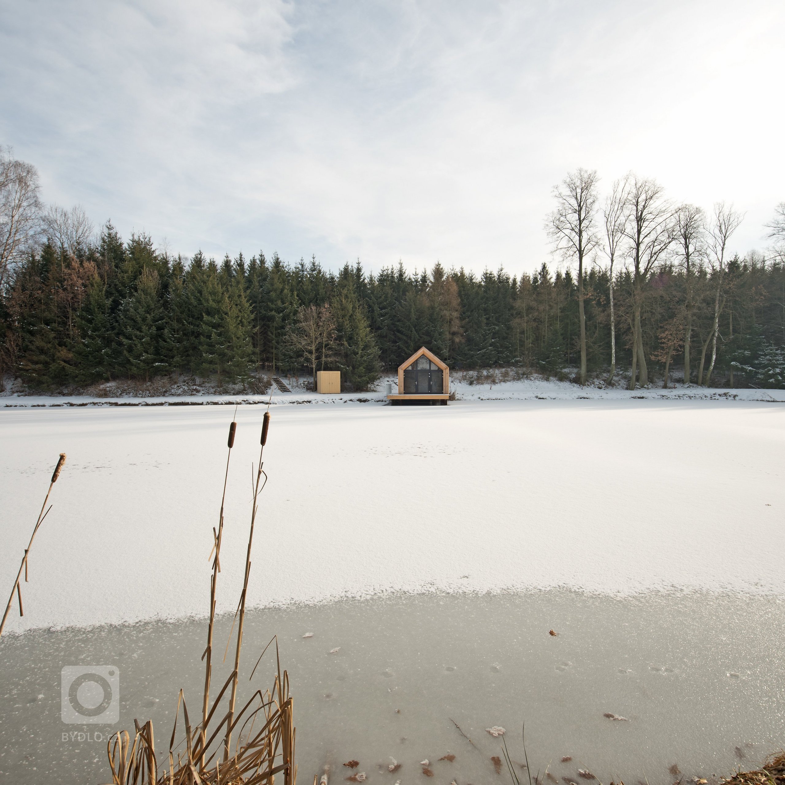 Inspirováná tradičními rybářskými boudami na břehu rybníka, zasazeného v&nbsp;malebné krajině&nbsp;Vysočiny

