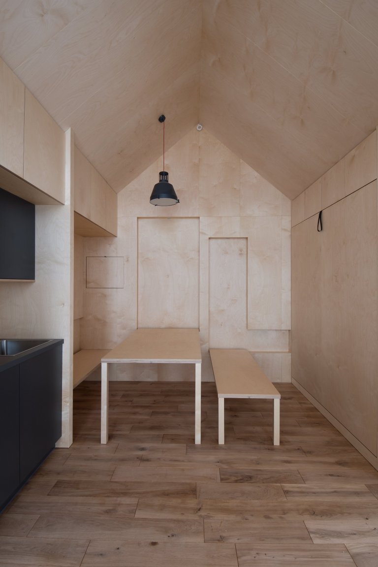 Inspirováná tradičními rybářskými boudami na břehu rybníka, zasazeného v&nbsp;malebné krajině&nbsp;Vysočiny
