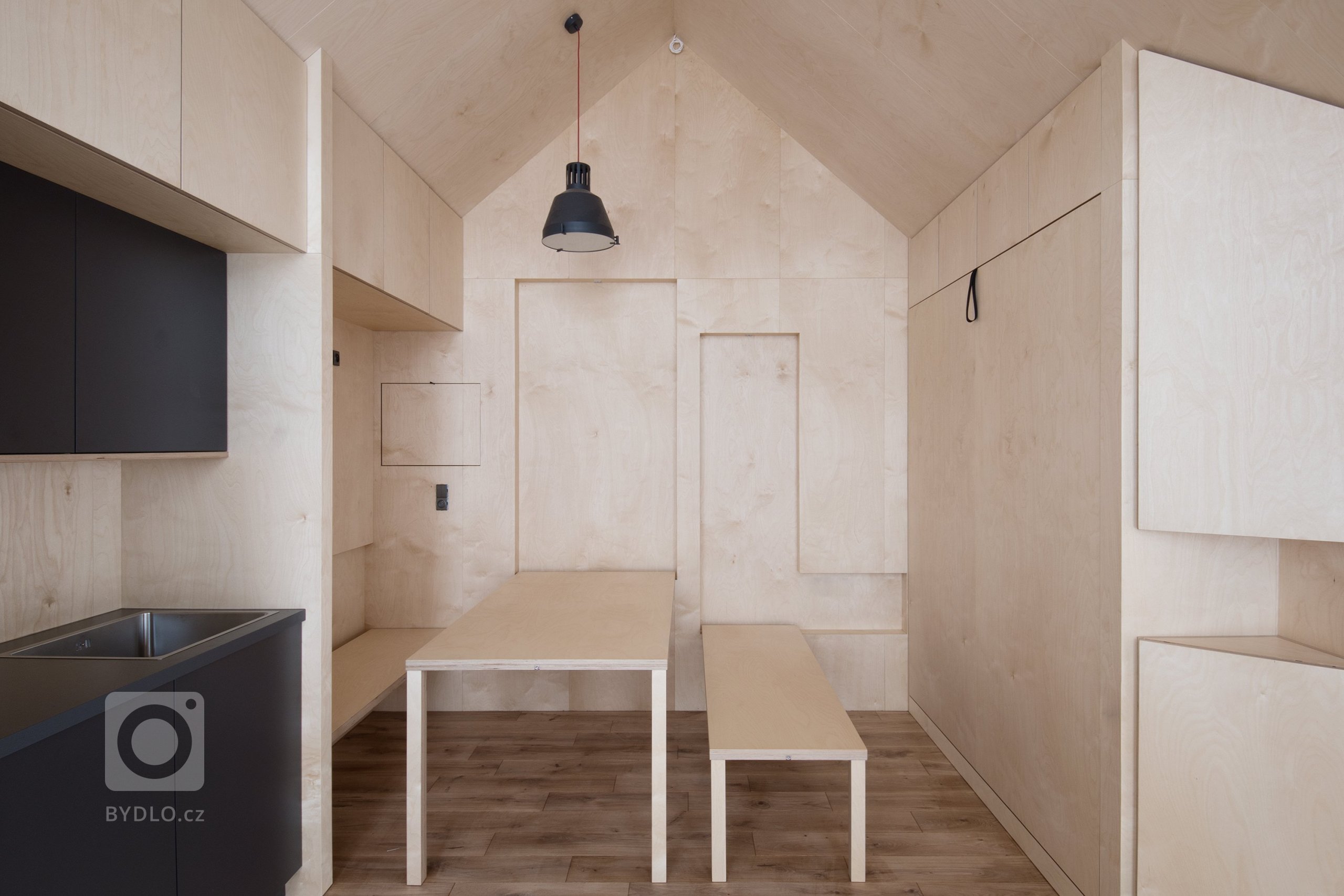 Inspirováná tradičními rybářskými boudami na břehu rybníka, zasazeného v&nbsp;malebné krajině&nbsp;Vysočiny
