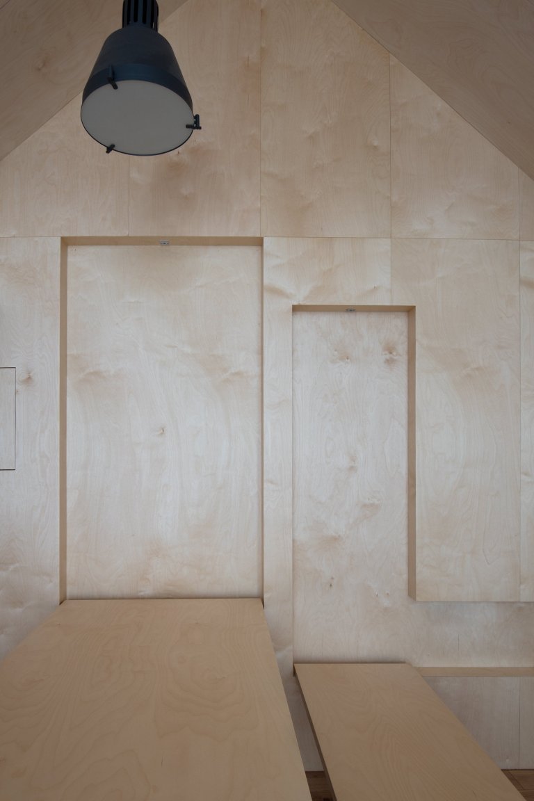 Inspirováná tradičními rybářskými boudami na břehu rybníka, zasazeného v&nbsp;malebné krajině&nbsp;Vysočiny
