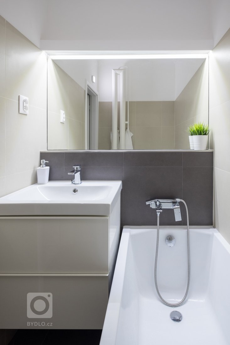 Prvé panelové byty v Bratislave majú konštrukčnú zaujímavosť. Paneláky sú trubkové a&nbsp;ich preklady zdobené rohovými rozetami.

Dispozičné riešenie bytu sme…