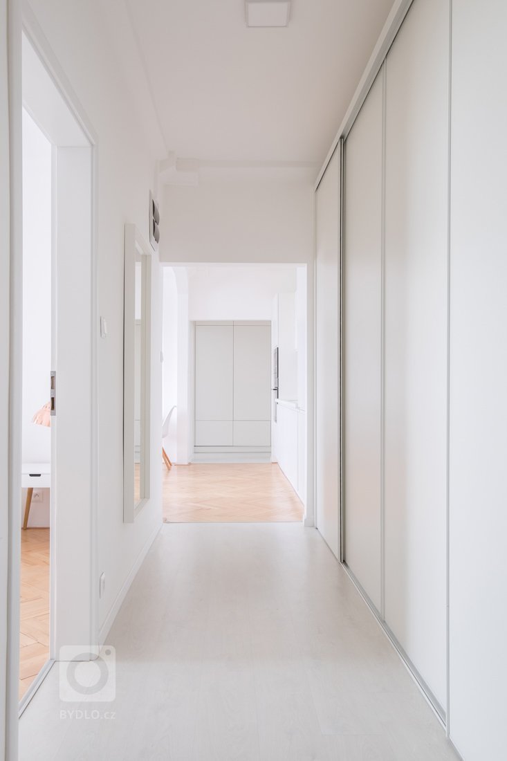 Prvé panelové byty v Bratislave majú konštrukčnú zaujímavosť. Paneláky sú trubkové a&nbsp;ich preklady zdobené rohovými rozetami.

Dispozičné riešenie bytu sme…