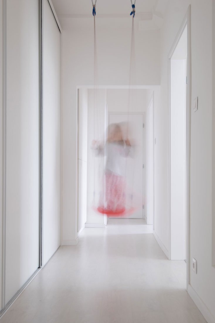 Prvé panelové byty v Bratislave majú konštrukčnú zaujímavosť. Paneláky sú trubkové a&nbsp;ich preklady zdobené rohovými rozetami.

Dispozičné riešenie bytu sme…